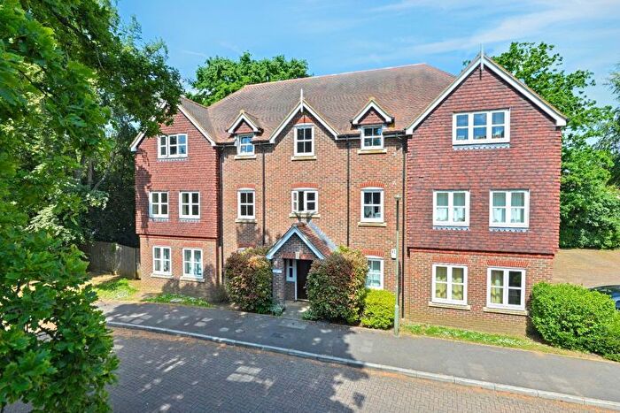 2 Bedroom Flat To Rent In Reris Grange Close, Godalming, GU8
