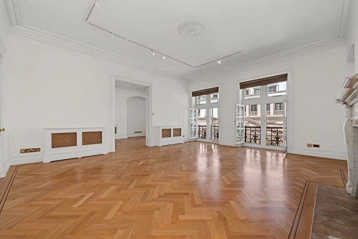 3 Bedroom Flat To Rent In Whitehall Court, London, SW1A