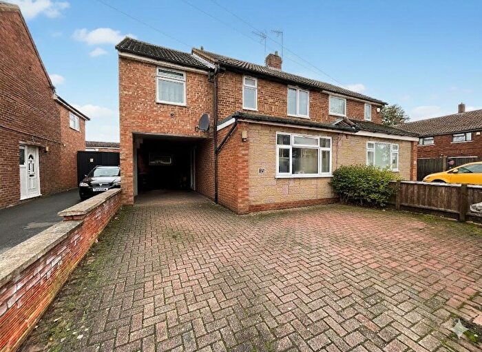 6 Bedroom Semi Detached House For Sale In Rowelfield, Luton, Bedfordshire, LU2