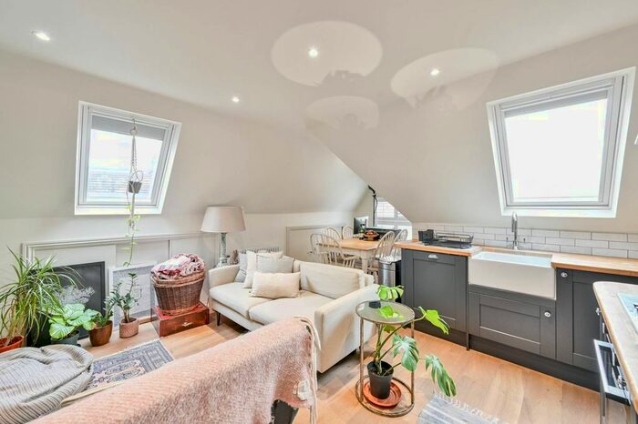 1 Bedroom Flat To Rent In Hopton Road, Streatham, London, SW16