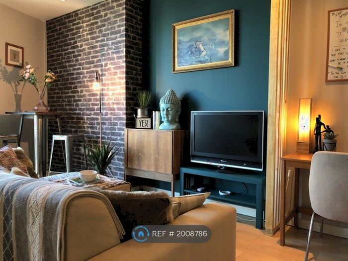 Studio To Rent In Walworth Road, London, SE1