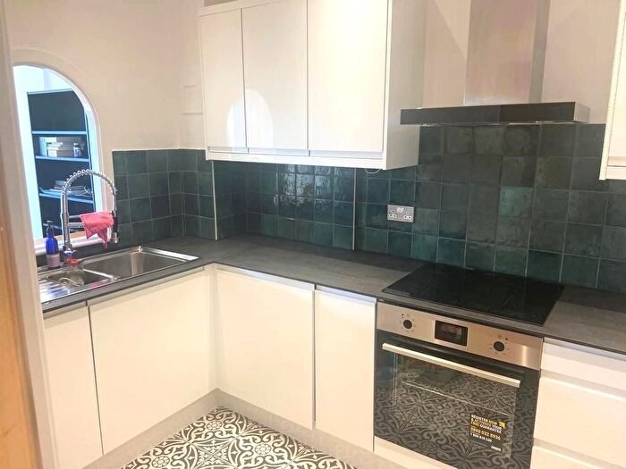 2 Bedroom Flat To Rent In Rivers House Kew Bridge Road, Brentford, TW8