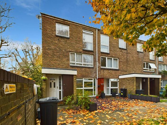 2 Bedroom Maisonette To Rent In Pixton Way, Croydon, CR0