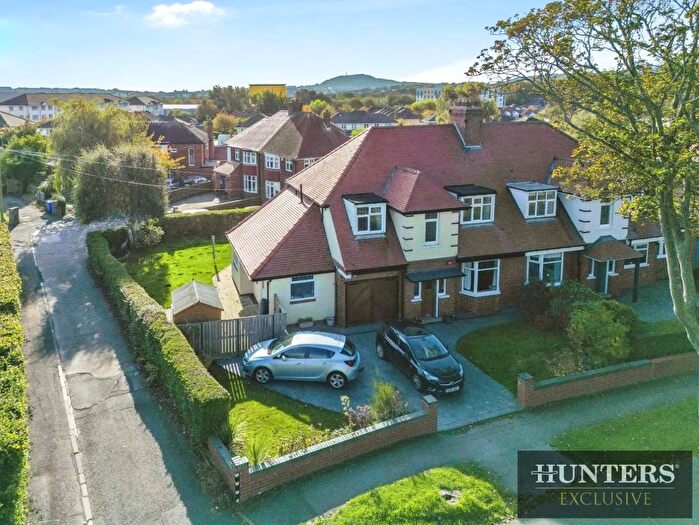 3 Bedroom Semi-Detached House For Sale In North Cliff Avenue, Scarborough, YO12