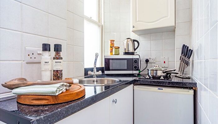 1 Bedroom Flat To Rent In Hill Street, London, W1J