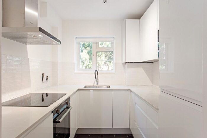 2 Bedroom Maisonette To Rent In Arlington Lodge, Monument Hill, Weybridge, KT13