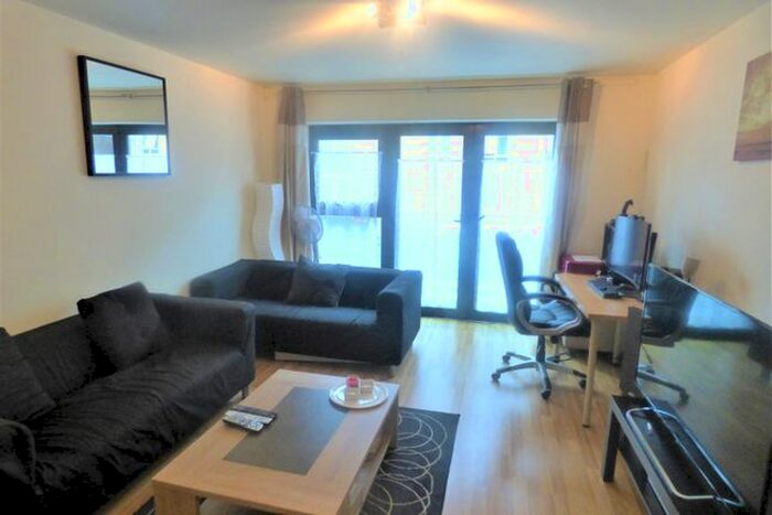 2 Bedroom Flat To Rent In Windsor Court, Mostyn Grove, London, E3