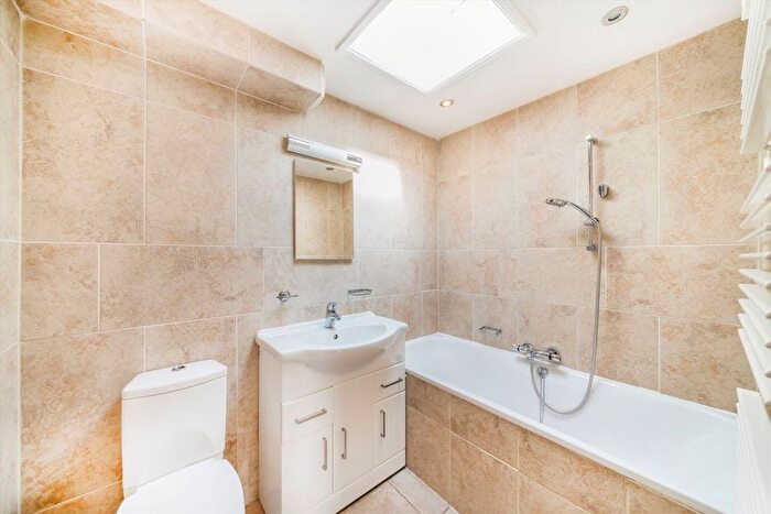 3 Bedroom Flat To Rent In Berkeley Place, Wimbledon, SW19