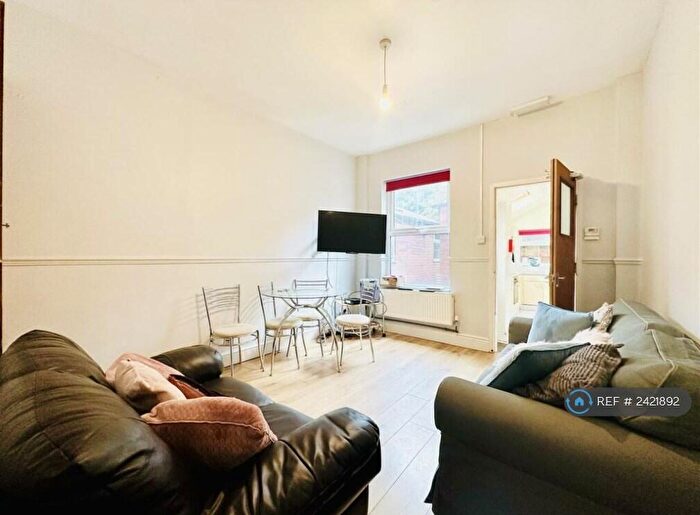 5 Bedroom Terraced House To Rent In Cycle Road, Nottingham, NG7
