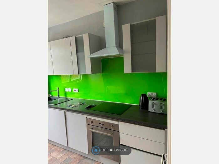 4 Bedroom Flat To Rent In Ellingham Road, Shepherds Bush, W12