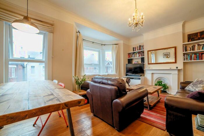 3 Bedroom Apartment To Rent In Thornlaw Road, London, SE27
