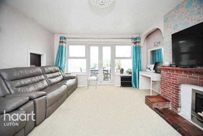 5 Bedroom Semi-Detached House For Sale In Hart Hill Lane, Luton, LU2