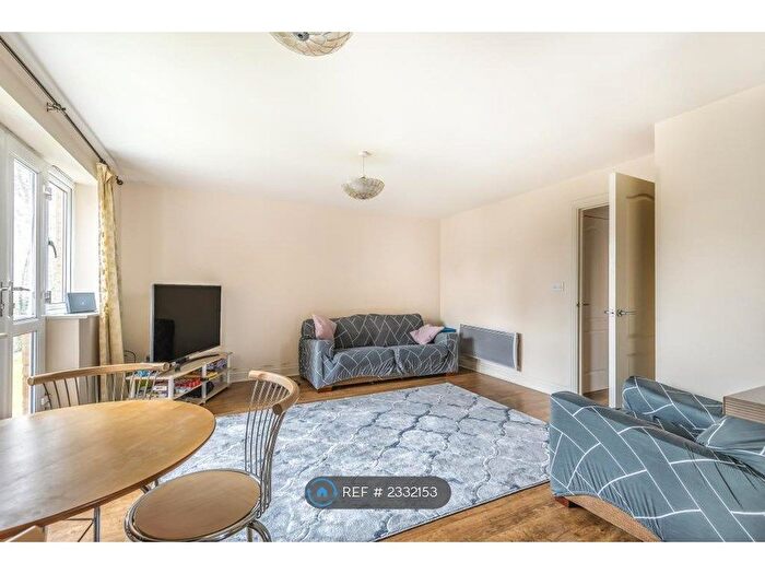 2 Bedroom Flat To Rent In Luscinia View, Reading, RG1