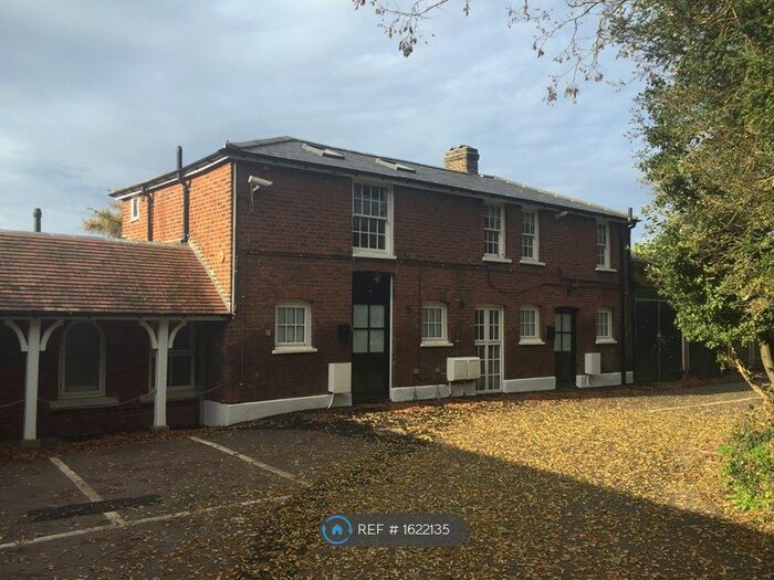 2 Bedroom Flat To Rent In The Lodge, Carshalton, SM5