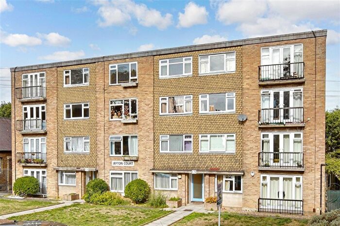 2 Bedroom Flat For Sale In Ross Road, Wallington, Surrey, SM6