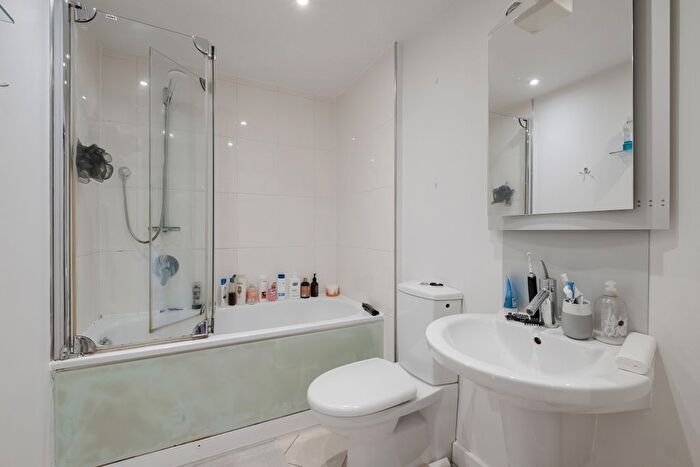 3 Bedroom Flat To Rent In Naoroji Street, London, WC1X