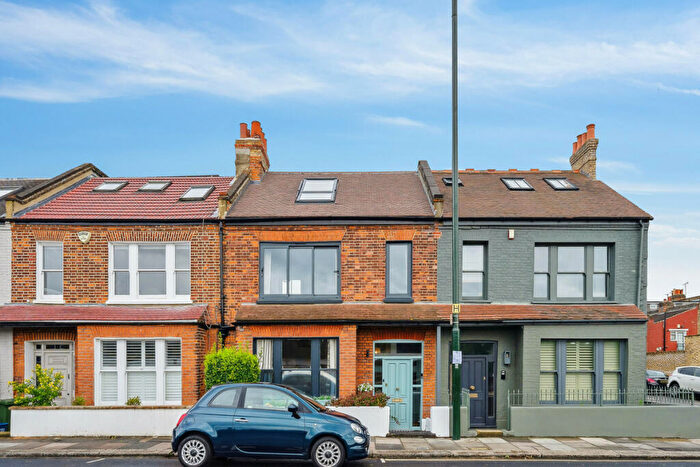 3 Bedroom Flat To Rent In Lonsdale Road, London, SW13