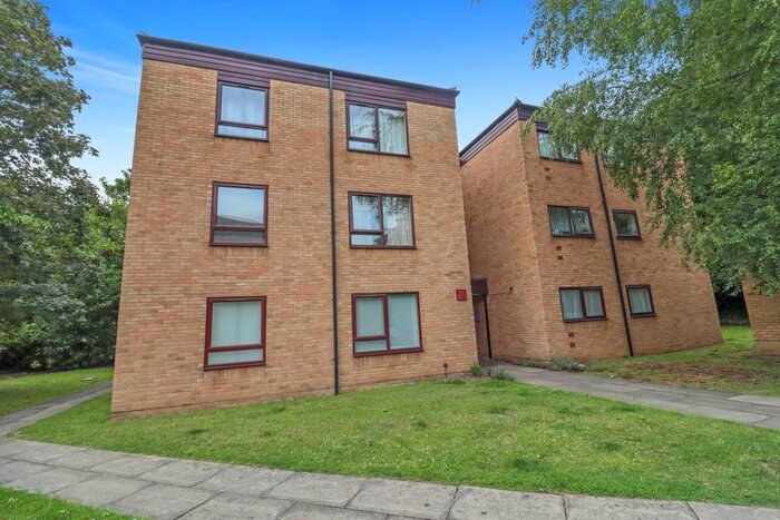 2 Bedroom Flat To Rent In Grandfield Avenue, Watford, WD17