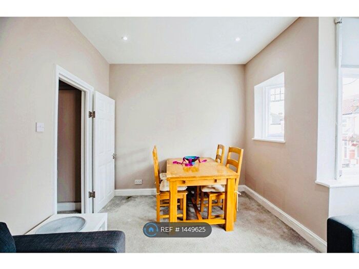 3 Bedroom Flat To Rent In Tooting, London, SW17
