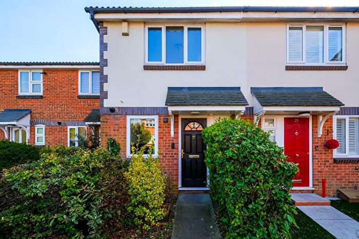 2 Bedroom Terraced House To Rent In Grove End, London, E18