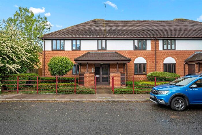 2 Bedroom Flat To Rent In Park Road, Kingston Upon Thames, KT2