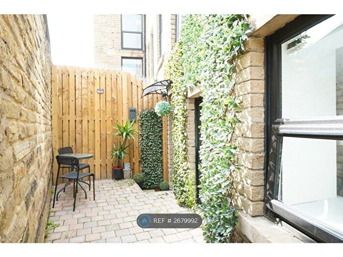 1 Bedroom Flat To Rent In Tudor House, Brighouse, HD6