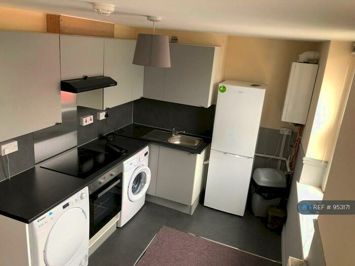 3 Bedroom Flat To Rent In Richards Street, Cardiff, CF24