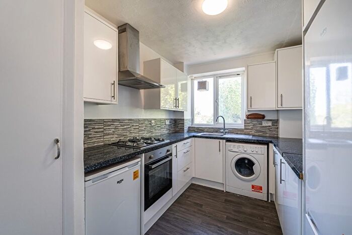 2 Bedroom Flat To Rent In Aldrington Road, SW16