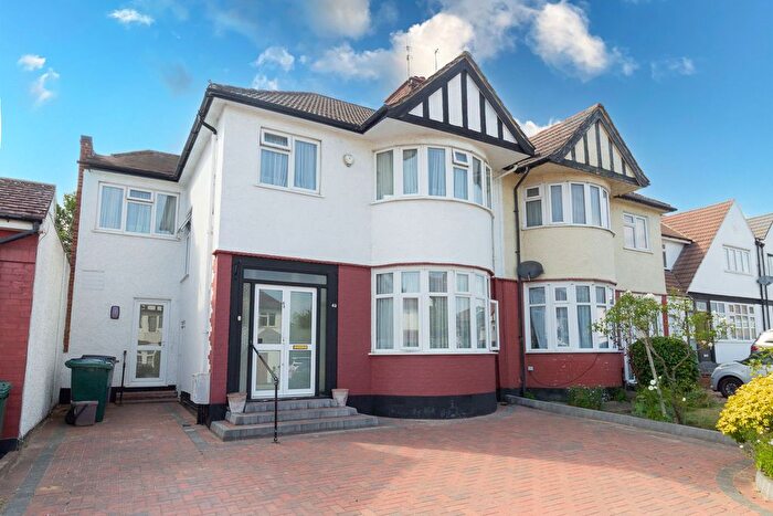 4 Bedroom Semi-detached House For Sale In Highview Avenue, Edgware, HA8