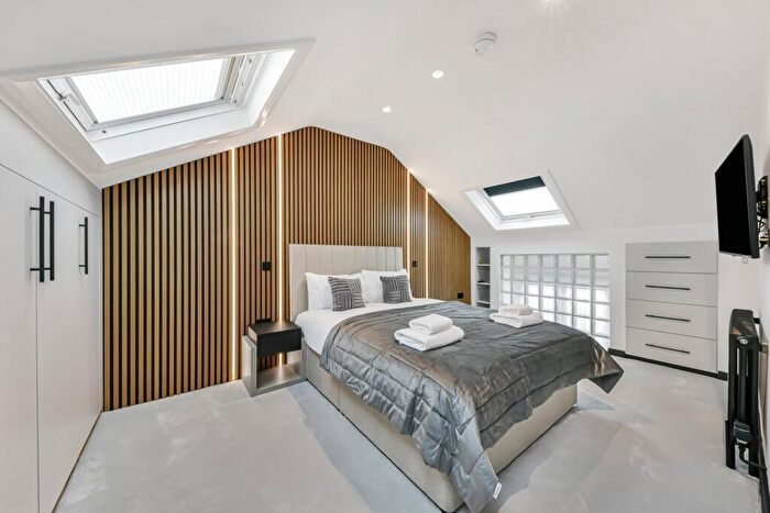 3 Bedroom Terraced House To Rent In Collins Yard, Islington, N1