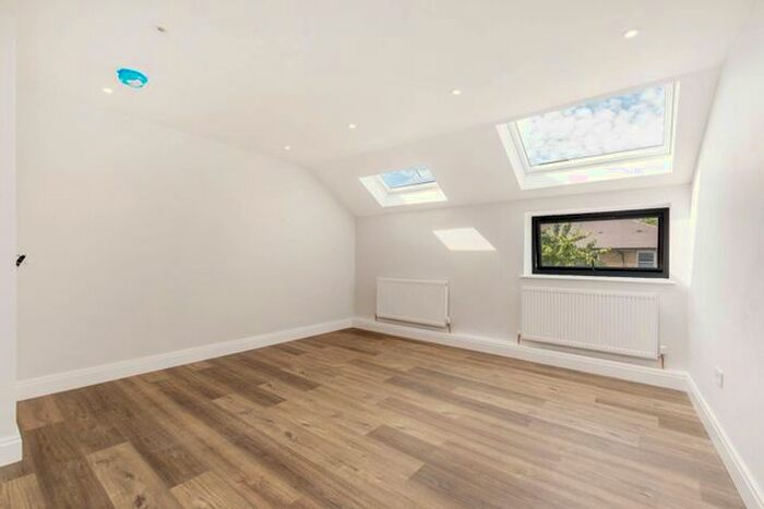 3 Bedroom Flat To Rent In Mitcham Lane, Streatham, London, SW16