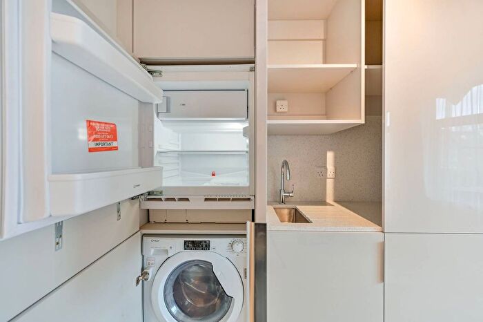 Studio To Rent In Hounslow Avenue, Hounslow, TW3