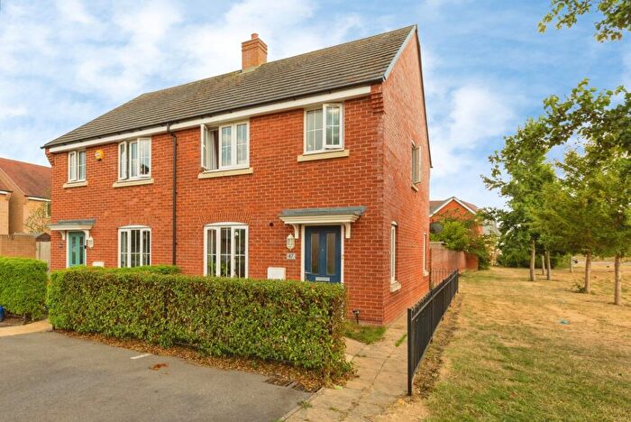 3 Bedroom Semi Detached House For Sale In Merton Close, Aylesbury, HP18