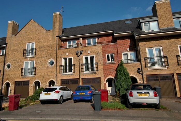3 Bedroom Town House To Rent In Iliffe Close, Reading, RG1