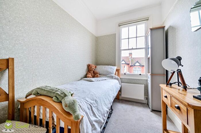 3 Bedroom Terraced House For Sale In Spencer Road, London, N11