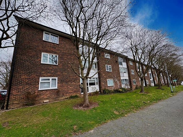 2 Bedroom Flat For Sale In The Knares, Basildon, SS16