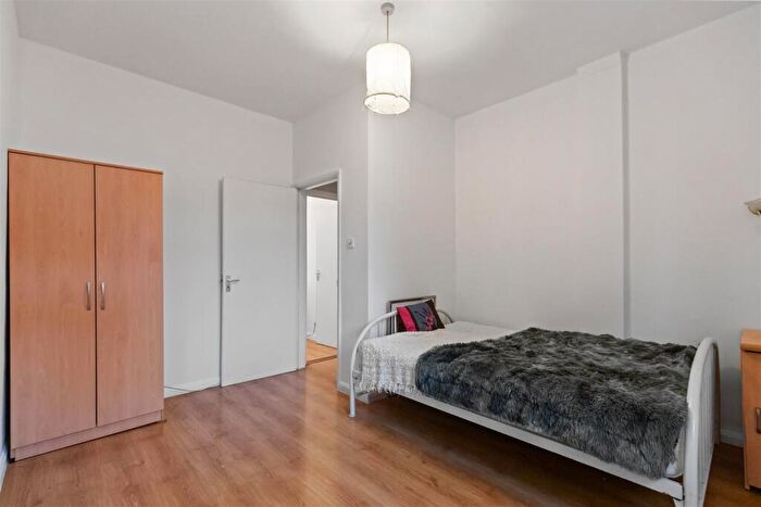 3 Bedroom Flat To Rent In Rockhall Road, London, NW2