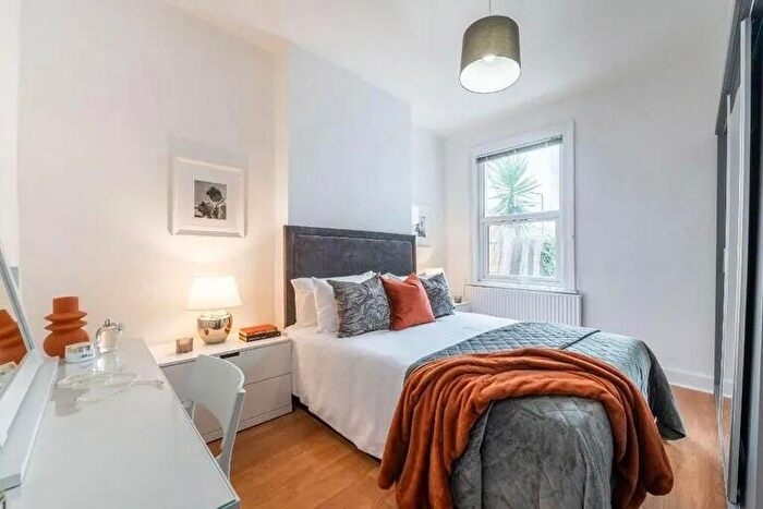 2 Bedroom Flat To Rent In A Oaklands Road, London, NW2