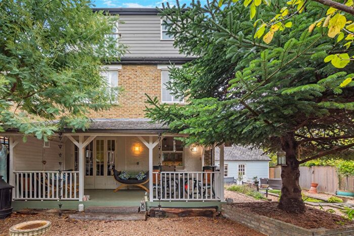 4 Bedroom Semi-detached House For Sale In Hever Gardens, Maidstone, ME16