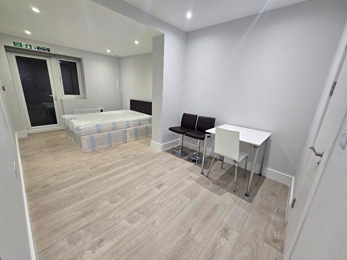 Studio To Rent In Brentmead Place, London, NW11