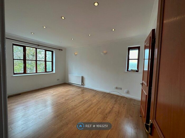 2 Bedroom Flat To Rent In Maybury Court, South Croydon, CR2