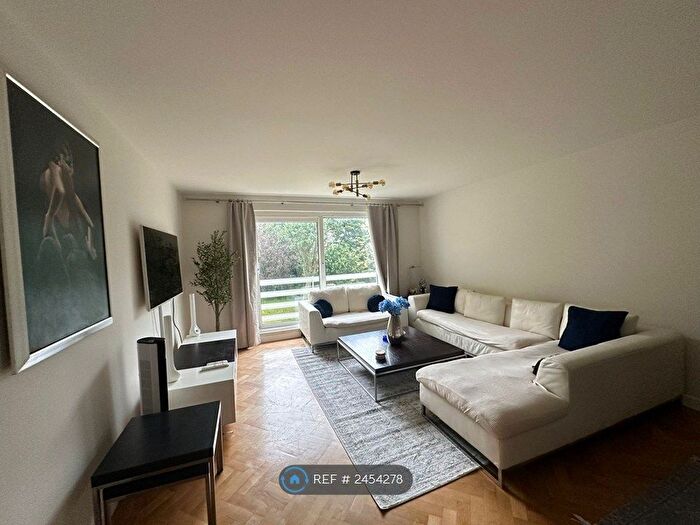 2 Bedroom Flat To Rent In Lakeside, Kingston Upon Thames, KT2