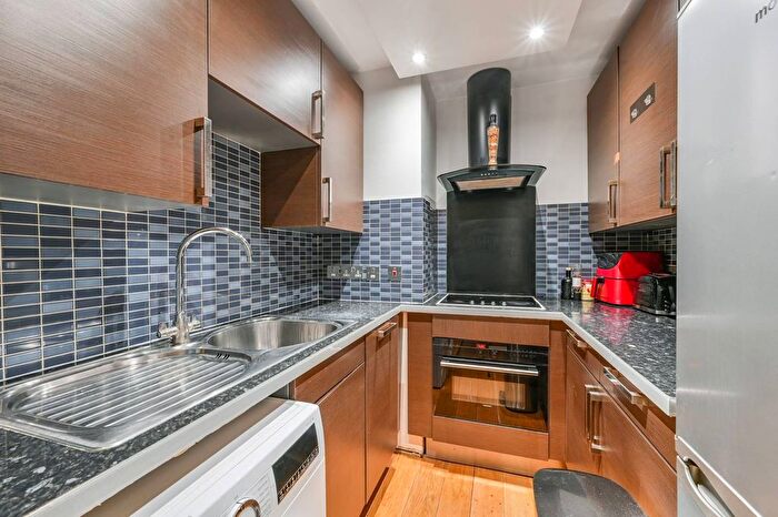 2 Bedroom Flat To Rent In George Street, Marylebone, London, W1U