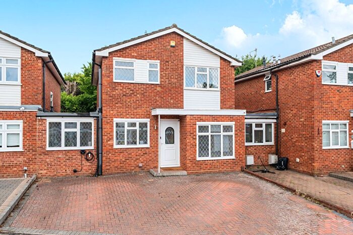 3 Bedroom Link Detached House For Sale In Howard Close, Bushey Heath, WD23
