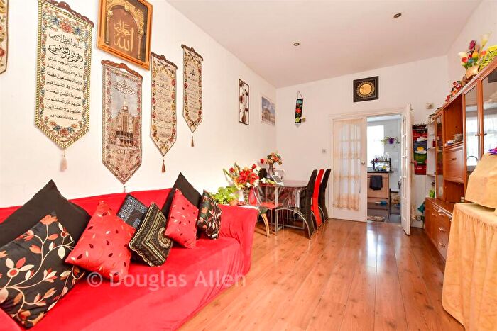 4 Bedroom End Of Terrace House For Sale In Vicarage Lane, Ilford, Essex, IG1