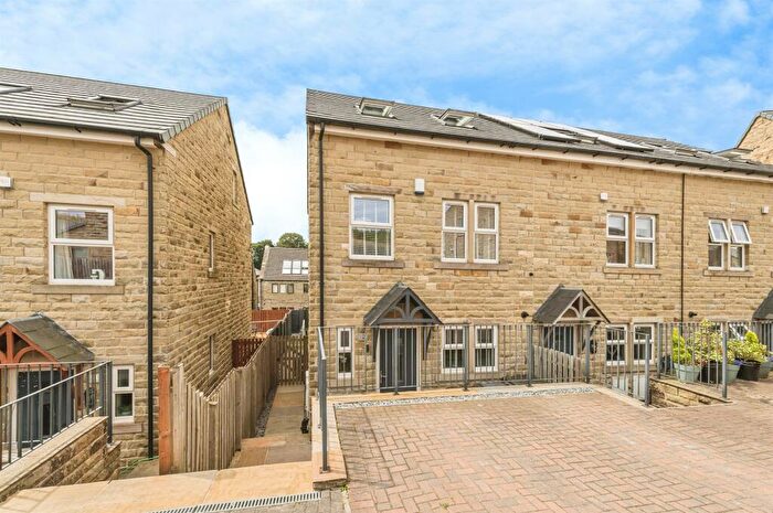 3 Bedroom End Of Terrace House For Sale In Laund Croft, Huddersfield, HD3