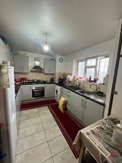 4 Bedroom Flat To Rent In Jubilee Street, Stepney Green, London, E1