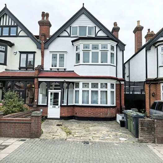 1 Bedroom Flat To Rent In Heybridge Avenue, SW16
