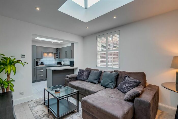 2 Bedroom Flat To Rent In Silver Crescent, London, W4