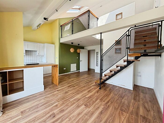 3 Bedroom Flat For Sale In Skircoat Moor Road, Halifax, HX3